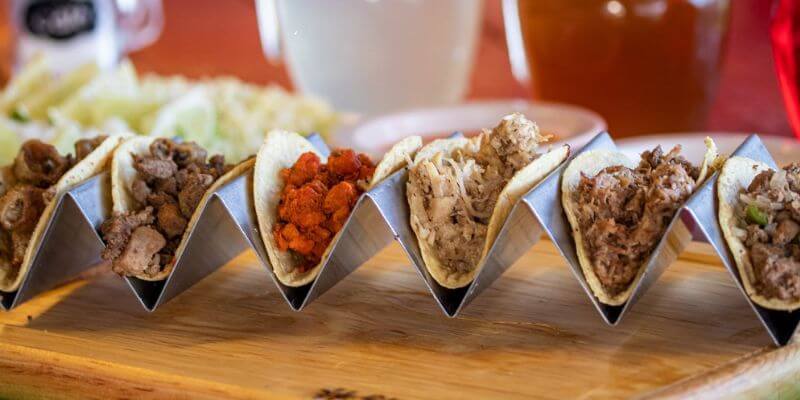 Tacos de pastor, bistec, carnitas y barbacoa recién servidos